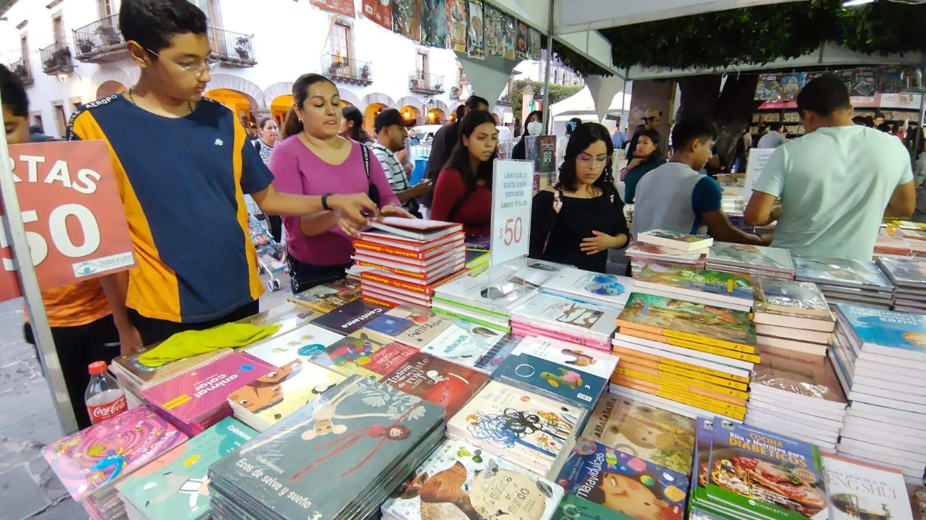 Personas en la Feria del Libro de Morelia